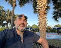 Une photo d’un participant qui veut faire connaissance et se marier